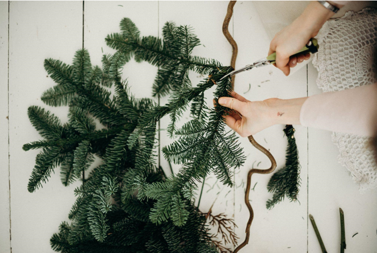 The Benefits of Decorating with Artificial Christmas Garlands in a Health Retreat